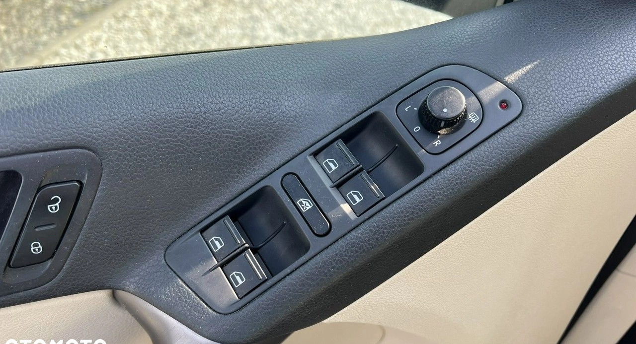Volkswagen Tiguan cena 32900 przebieg: 272000, rok produkcji 2009 z Skawina małe 352